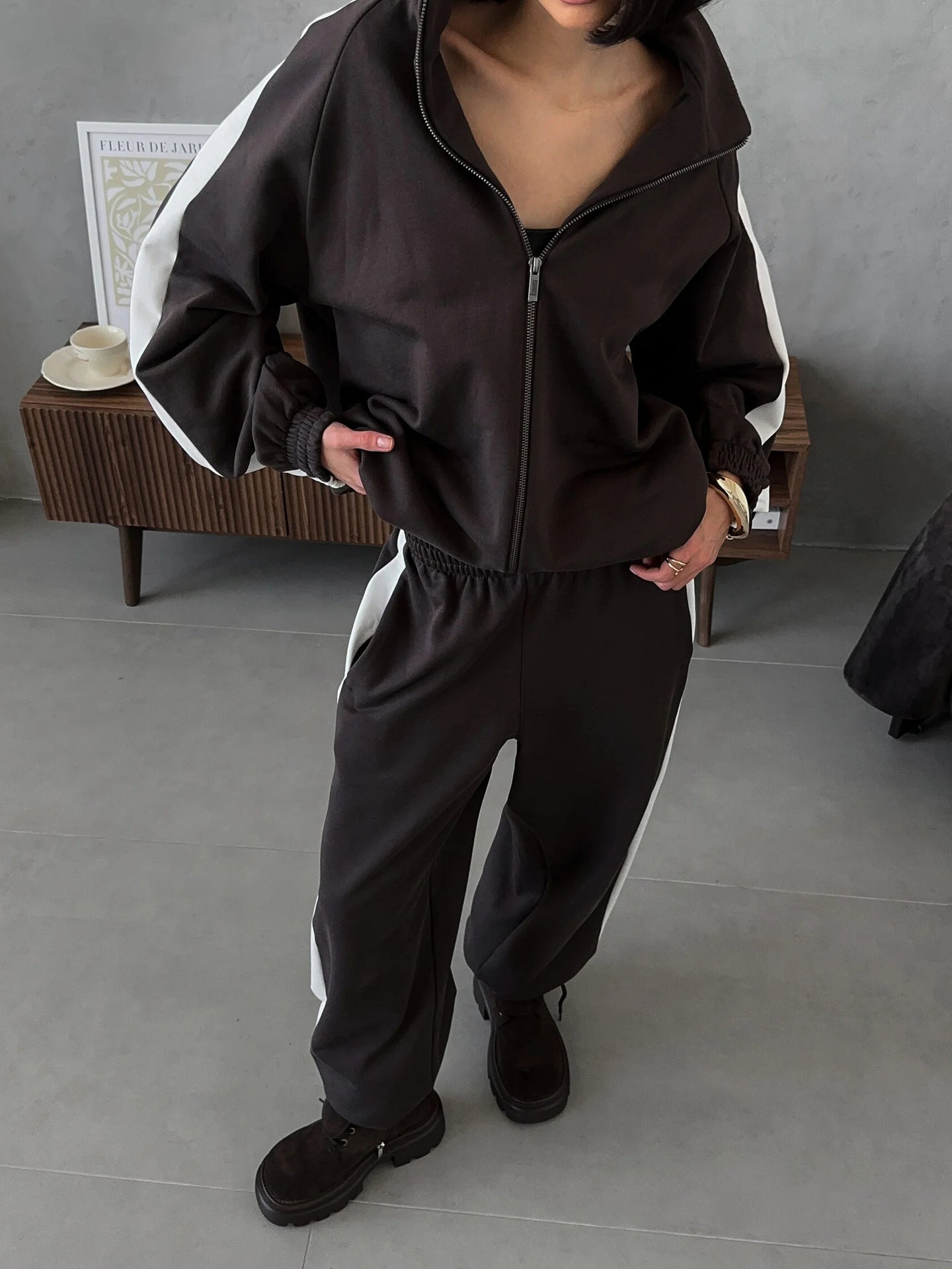 Long sleeved sportswear and pants set